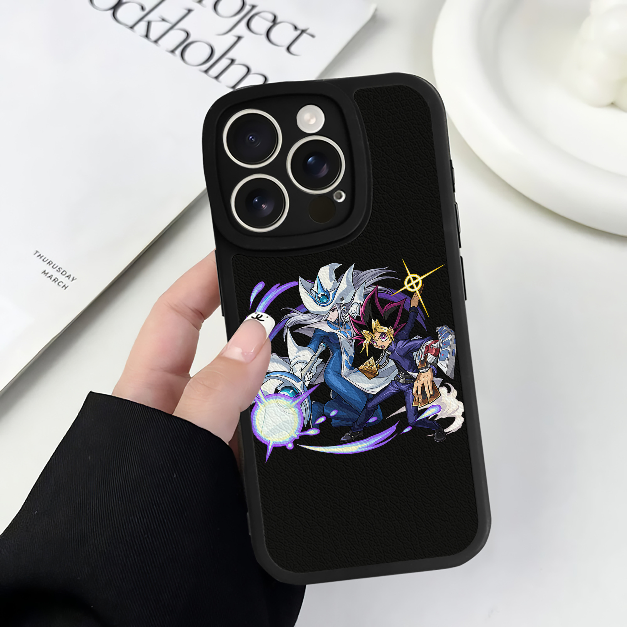 （画像用） 遊☆戯☆王 Yu-Gi-Oh! 【iPhone 16シリーズ対応】シリコンスマホケース（レザー調） 材質：シリコン
